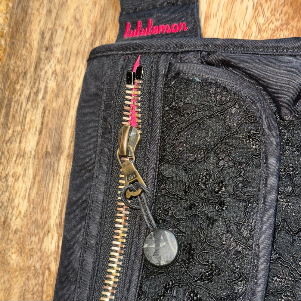 Lululemon‎ Doggy Waist Belt/crossbody Black & Pink inside many useful pockets - Picture 2 of 8